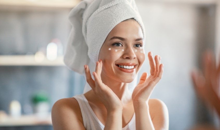 Nên dùng kem dưỡng ẩm cho vùng da quanh mắt