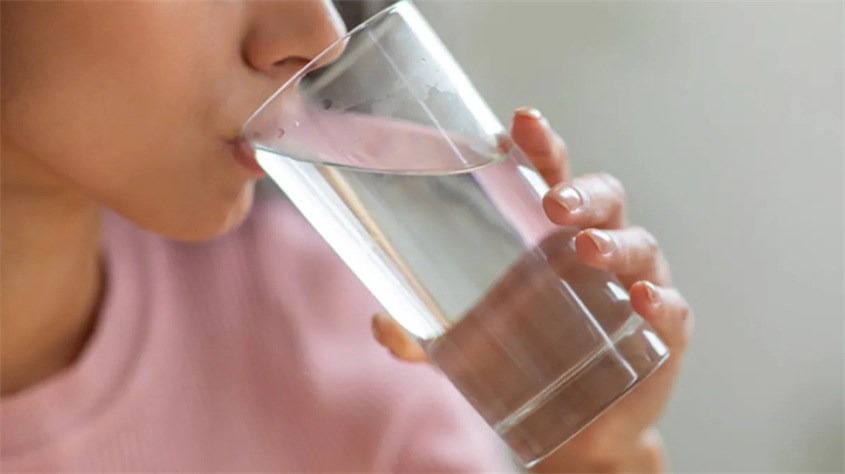 Một cốc nước ấm có thể giúp sữa mẹ ra nhiều hơn