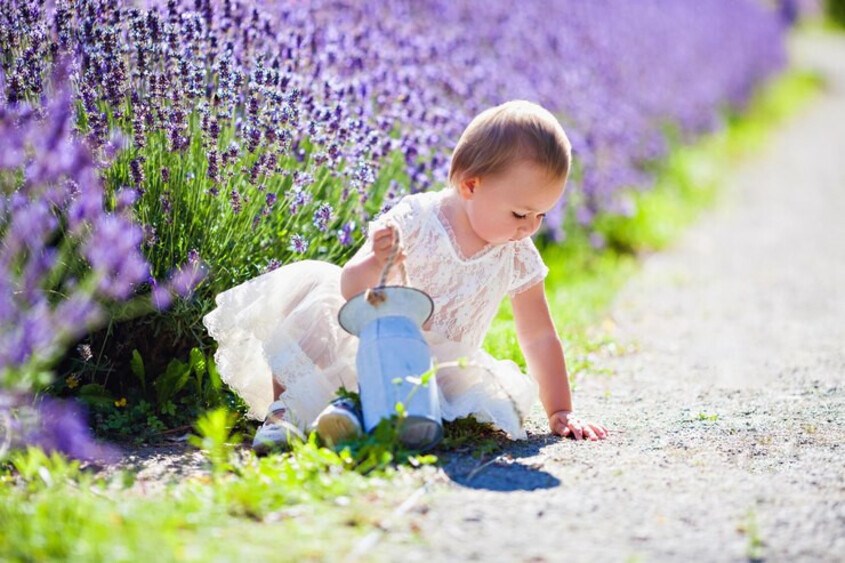 Trẻ nhỏ thích khám phá nên rất dễ bị nhiễm giun. Ảnh: unsplash