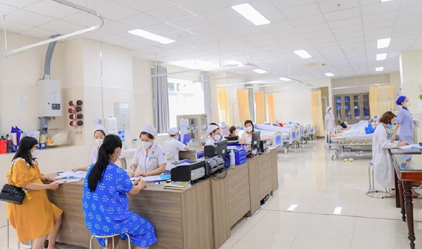 Mẹ bầu và gia đình cần chuẩn bị và mang theo đầy đủ hồ sơ để làm thủ tục một cách nhanh chóng.