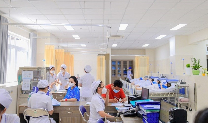 Gia đình tiến hành làm thủ tục nhập viện cho mẹ bầu sau khi đến bệnh viện.