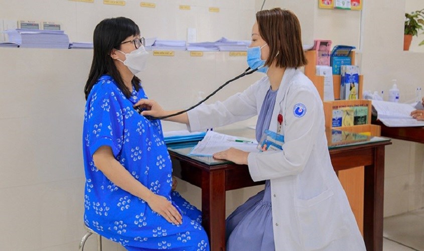 Thai phụ sẽ được khám tiền sản trước khi nhập viện chờ sinh.