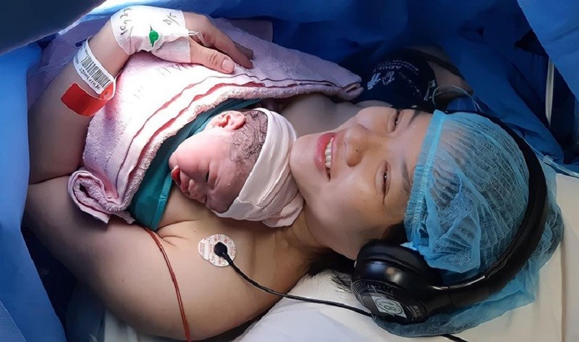 Sau khi sinh, mẹ và bé sẽ được nghỉ ngơi và theo dõi trước khi chuyển sang Khoa Hậu sản.