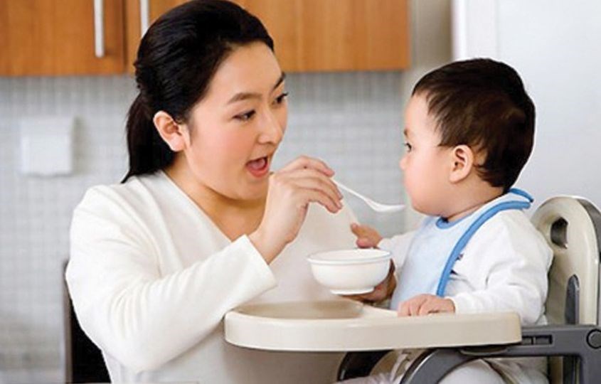 Ngậm thìa của bé khi cho con ăn