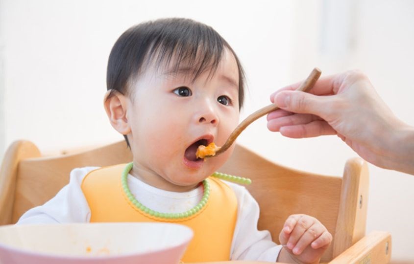 Ăn dặm không thay thế sữa mẹ hoàn toàn