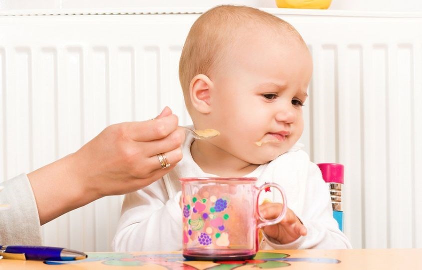 Tránh ép trẻ ăn