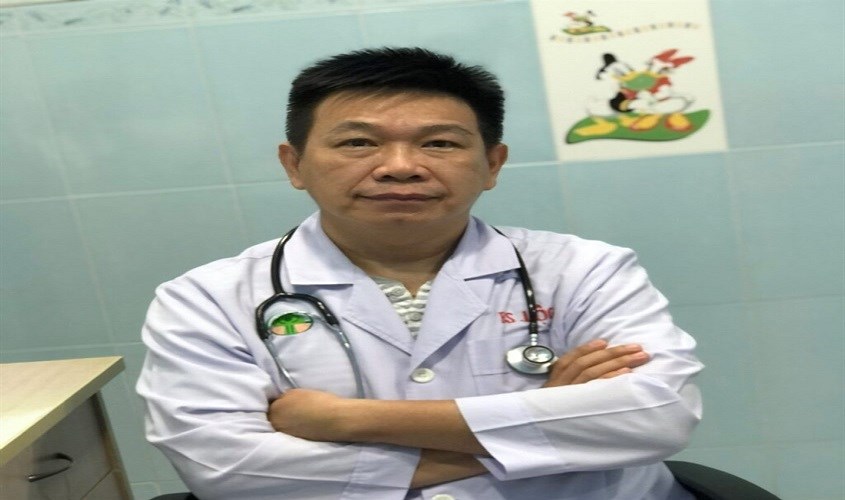 Bác sĩ Hoàng Nguyên Lộc có kinh nghiệm dày dặn trong việc thăm khám sức khỏe cho trẻ em