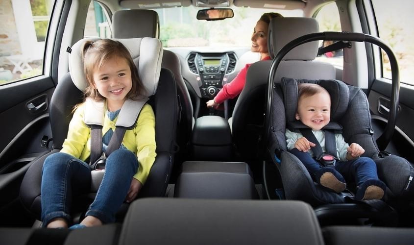 Quay mặt bé về đằng sau để bảo vệ phần đầu, cổ và xương sống cho trẻ