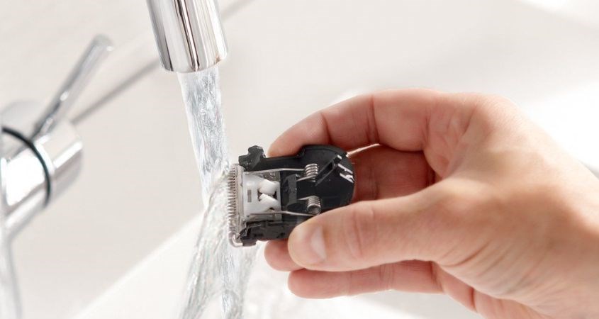 Làm sạch phần lưỡi dao sau khi cắt tóc  