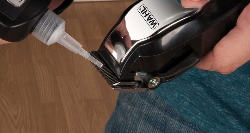 Bảo dưỡng tông đơ cắt tóc bằng dầu máy 