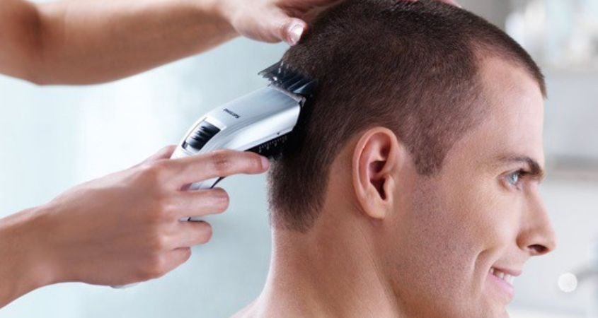 Lắp máy và kiểm tra tông đơ trước khi cắt tóc 