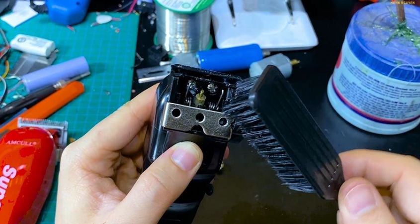 Vệ sinh tóc và rỉ sét sâu bên trong máy tông đơ cắt tóc 