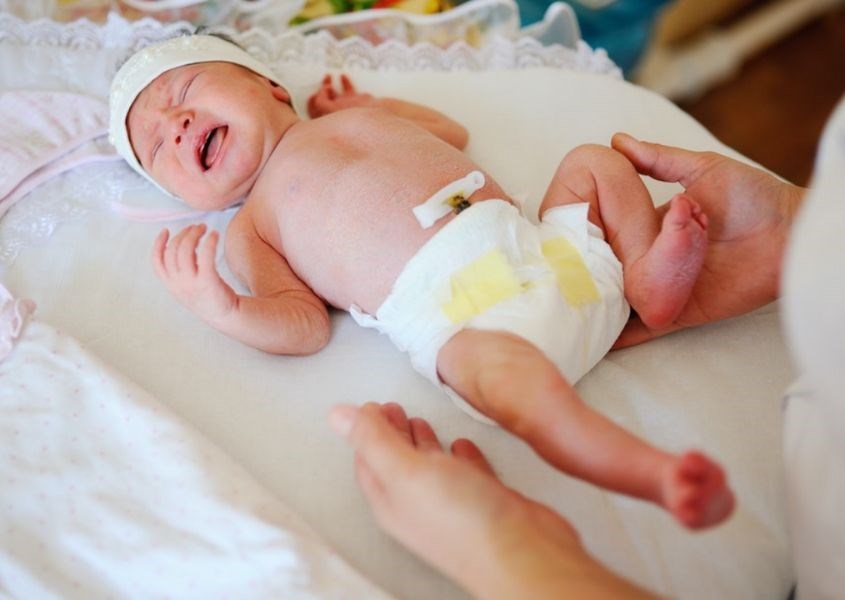 Cha mẹ phải thường xuyên quan sát và vệ sinh vùng rốn cho trẻ