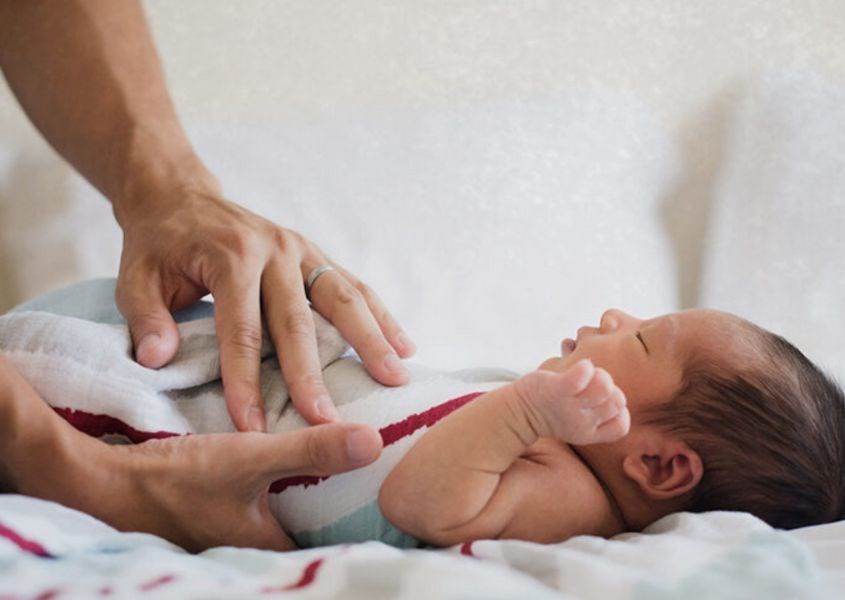 Quấn tã chặt sẽ làm ảnh hưởng đến giấc ngủ và sự cảm nhận về môi trường bên ngoài của trẻ