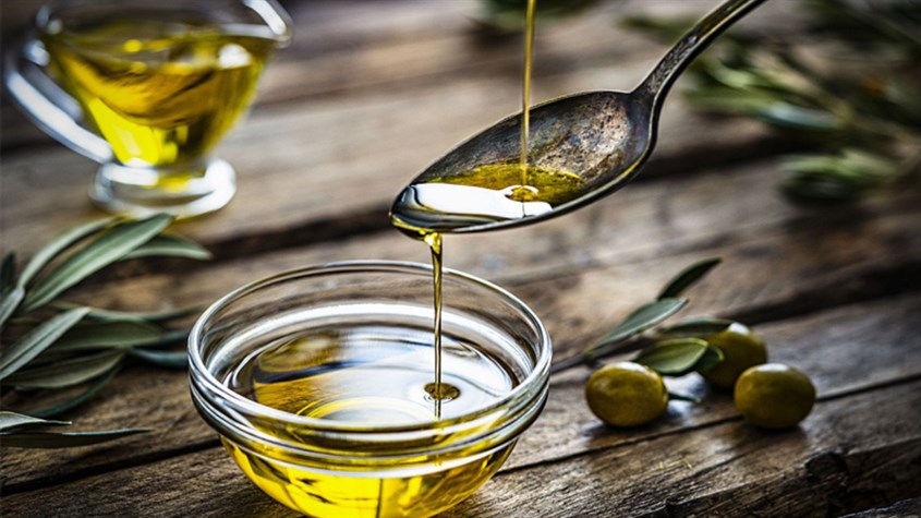 Sử dụng dầu olive để làm sạch da mặt.
