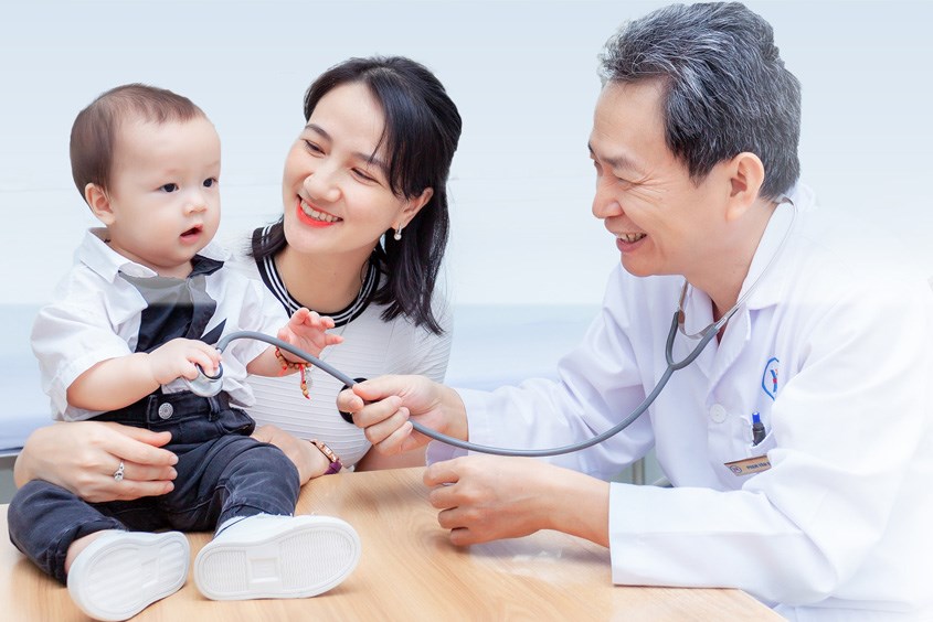 Bố mẹ nên đưa con thăm khám và dùng thuốc theo chỉ định của bác sĩ