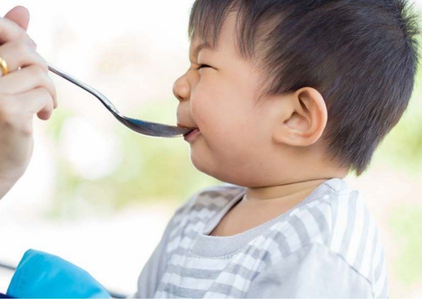 Cha mẹ cho trẻ uống Oresol sẽ cải thiện tình trạng bé nôn và đi ngoài nhiều