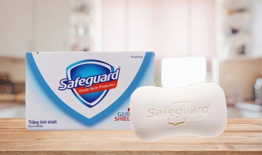 Đảm bảo tay đã được sát khuẩn bằng Xà bông cục Safeguard trắng tinh khiết hương dịu nhẹ 135g trước khi chăm sóc da mặt 