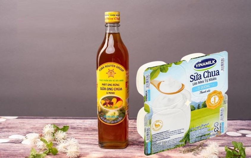 Dùng sữa chua và mật ong rừng nguyên chất pha sữa ong chúa Xuân Nguyên
