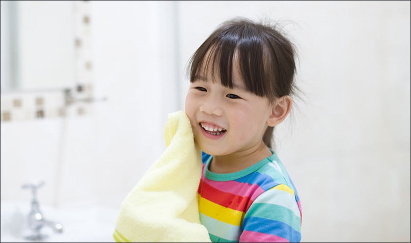 phòng bệnh mùa nắng nóng cho trẻ bằng cách vệ sinh cá nhân tốt