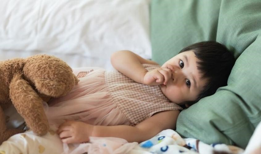 Trẻ vẫn không thể bỏ tật mút tay dù đã lớn có thể gây ra một số ảnh hưởng không tốt cho sức khỏe răng miệng và thể chất của trẻ.