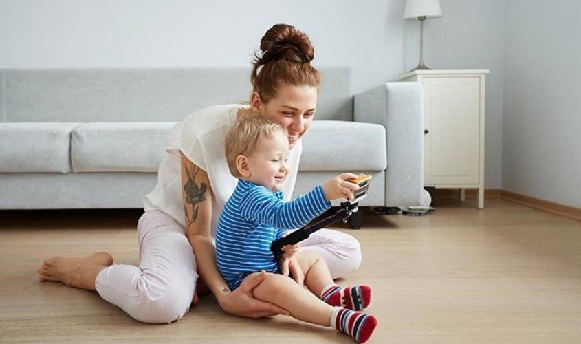 Các bậc phụ huynh cần theo dõi và đồng hành cùng trẻ trong suốt quá trình thay đổi thói quen.