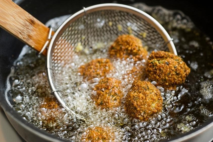 Bị đầy bụng khi mang thai do ăn đồ dầu mỡ