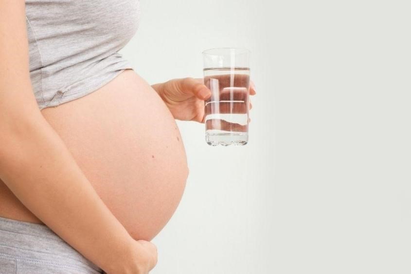 Bị đầy bụng khi mang thai cần uống nhiều nước