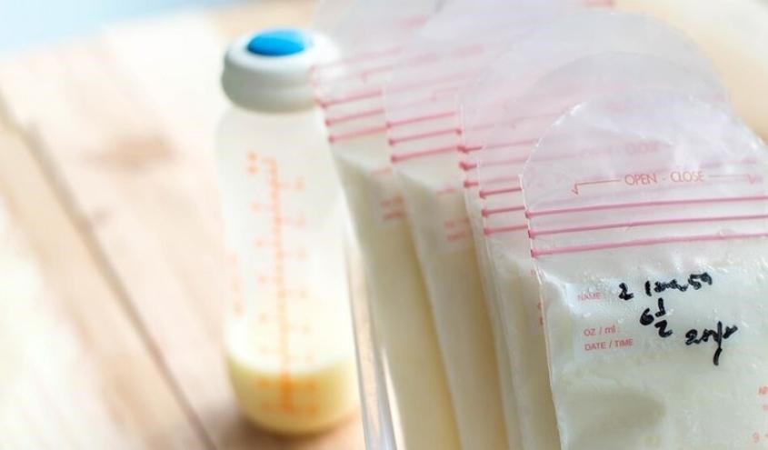 Bạn nên ghi chú thời gian lưu trữ cho từng túi trữ sữa và sắp xếp thứ tự sử dụng phù hợp