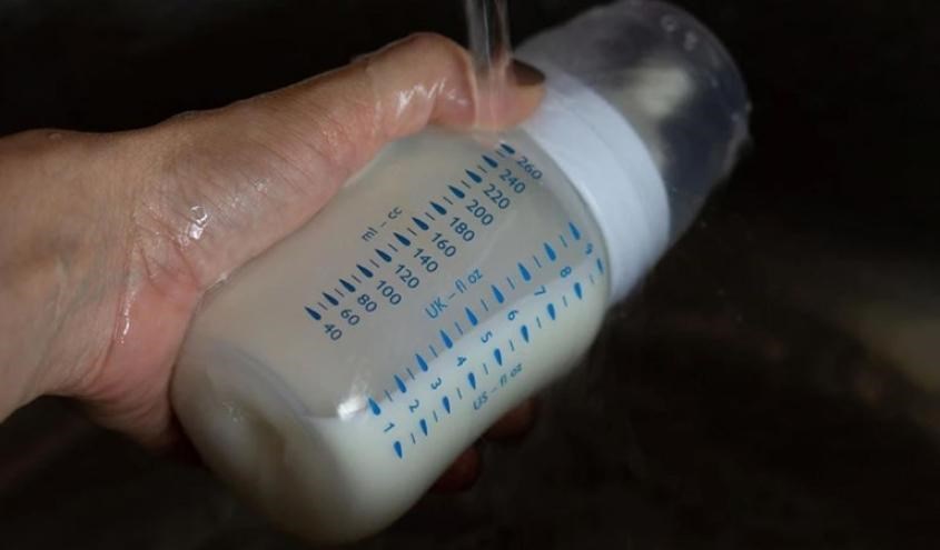 Sử dụng nước ấm để rã đông sữa cho bé đúng cách