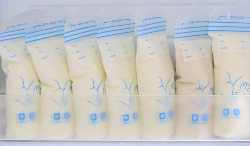 Không nên đổ quá đầy túi sữa trước khi đưa chúng vào ngăn đông