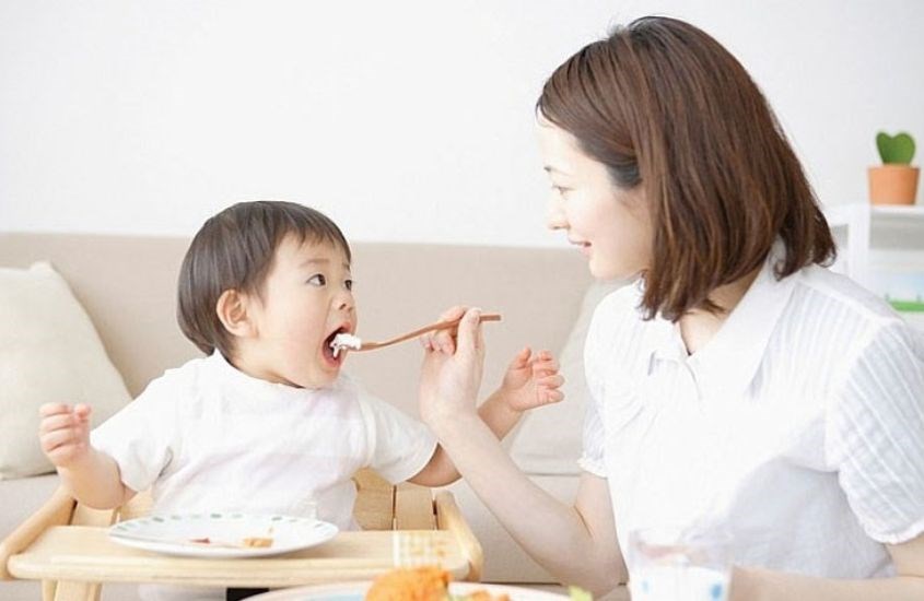 Duy trì nuôi con bằng sữa mẹ kết hợp với chế độ ăn dặm phù hợp