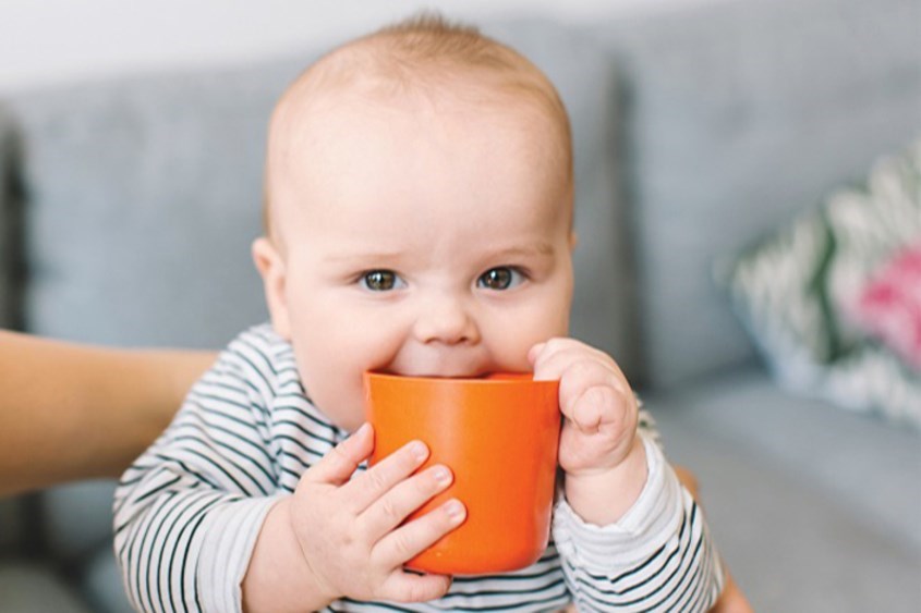 Trẻ uống nước bằng ly Trẻ uống nước bằng ly