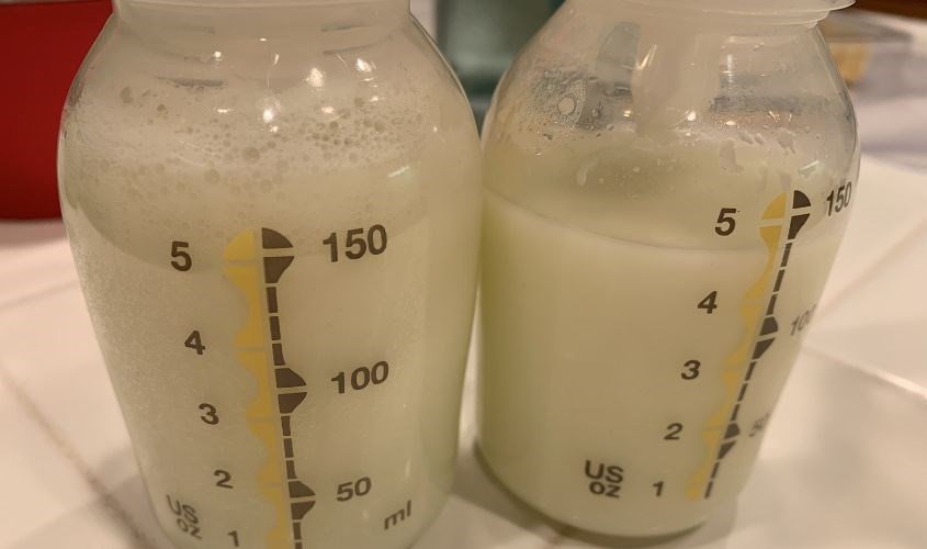 Mẹ tránh lắc bình quá mạnh dẫn đến nổi bọt khi pha sữa Glico cho trẻ