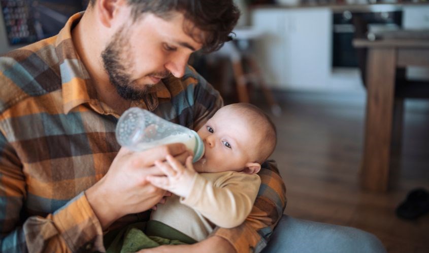 Ba mẹ nên pha sữa cho con khi gần tới cử ăn