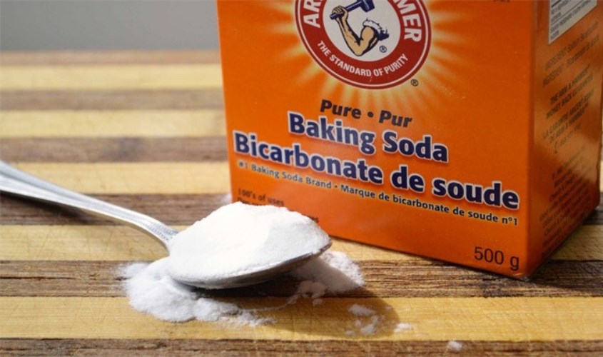 Bột baking soda có chứa axit axetic với khả năng làm bong những mảng bám trong khoang miệng