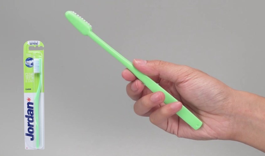 Bàn chải đánh răng Jordan Classic lông cứng vừa - Màu ngẫu nhiên