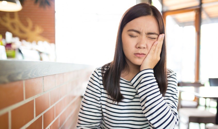 Thay đổi nội tiết tố là một trong những nguyên nhân làm bà bầu bị chảy máu chân răng