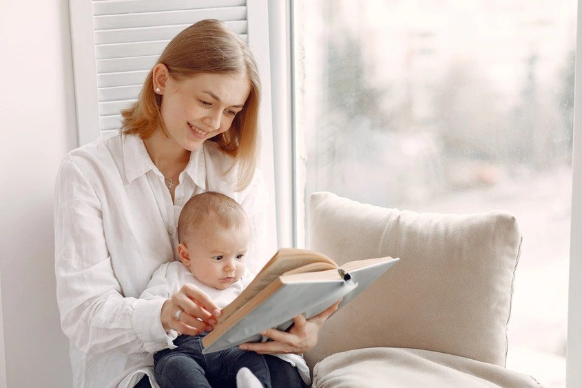 Ba mẹ có thể dạy trẻ thích đọc sách từ rất sớm. Nguồn ảnh: freepik