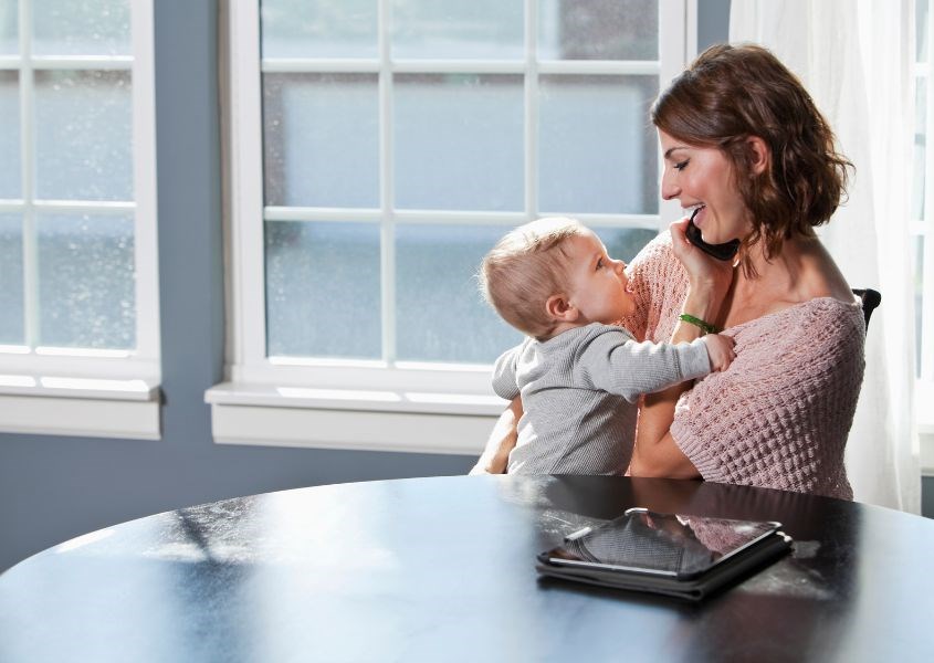 Cha mẹ nên tăng cường kết nối với trẻ. Nguồn ảnh: canva