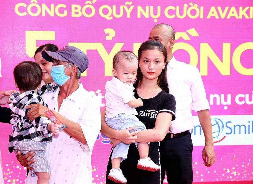 Sự góp mặt gia đình các bé từng được nhận tài trợ phẫu thuật trong giây phút trao tặng phần quà cho Quỹ Operation Smile Vietnam