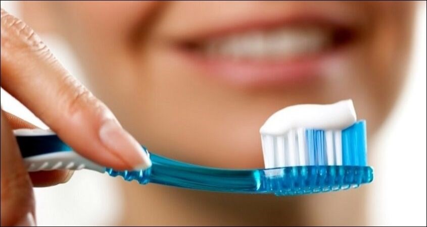 Chuẩn bị bàn chải, kem đánh răng 