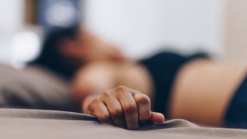 Thủ dâm là hành động dùng ngón tay, bàn tay để tạo khoái cảm