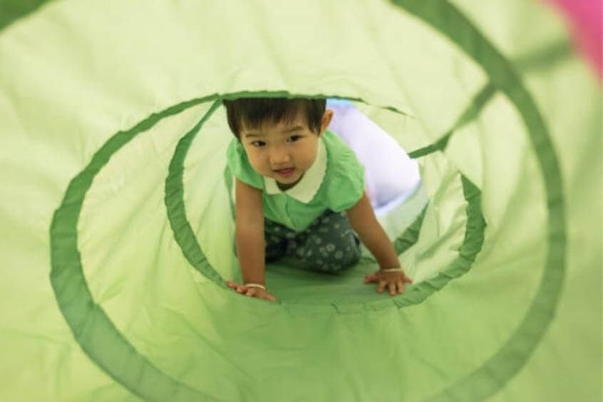 Khuyến khích trẻ băng qua đường hầm. Nguồn: Getty Images.