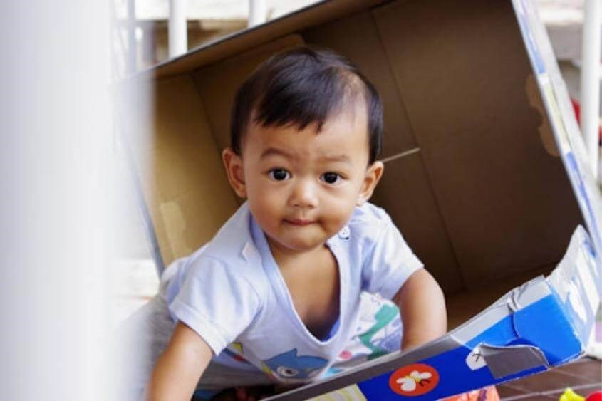 Cho trẻ leo lên một chiếc hộp. Nguồn: iStock.