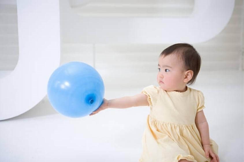 Cho trẻ chơi với bóng để cải thiện sự phát triển thể chất. Nguồn: Getty Images.