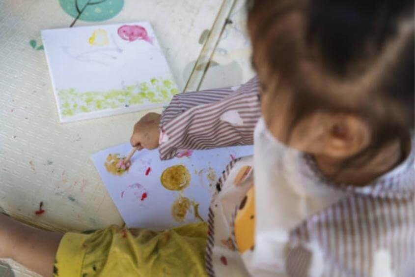 Cho trẻ làm quen với vẽ tranh. Nguồn: iStock.