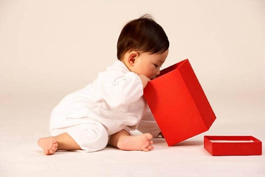 Có một cuộc săn lùng kho báu trong thùng đồ chơi. Nguồn: iStock.