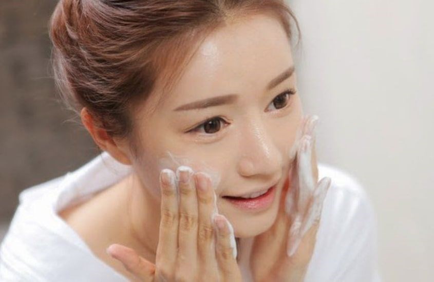 Rửa mặt cả ở cổ và đường viền hàm