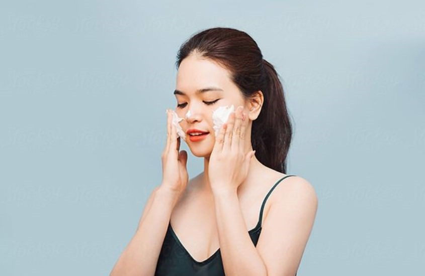 Massage sữa rửa mặt trong vòng 1 phút